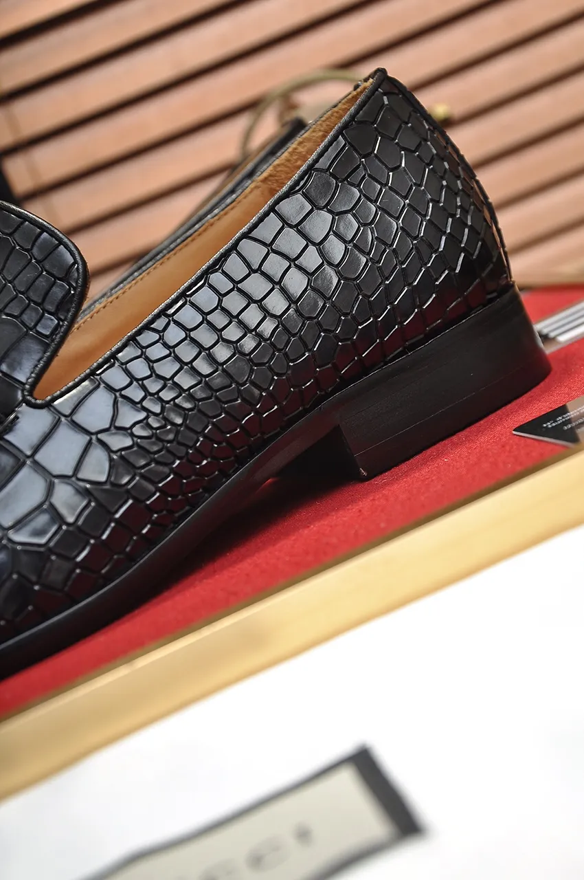 Men's shoes💰560💶Italy's top luxury men's shoe giant (GUCCI) (Gucci) (full cowhide lining) new arrival🍃Original European style🔰 Pleasant to the eye😍In order to make the shoes more durable and non-deformable🌀The production continues to follow traditional methods but there is still no lack of innovation💪Choose original sheepskin for the leather♻️ Smooth and natural And extra bright ⭐Made of imported cowhide, the first choice of rich people 38-45 (45 customized)